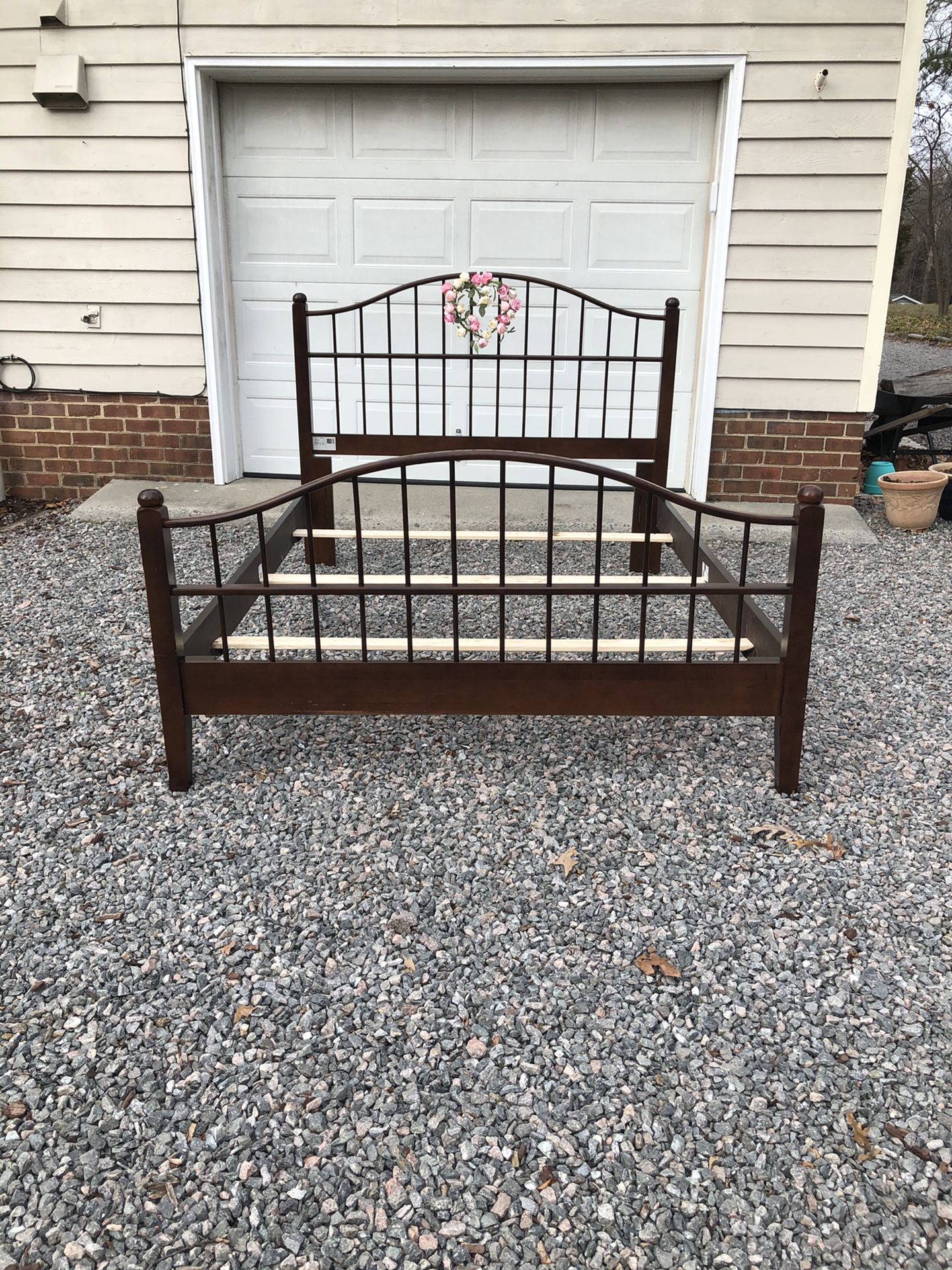 Farmhouse Queen Bed solid wood like new