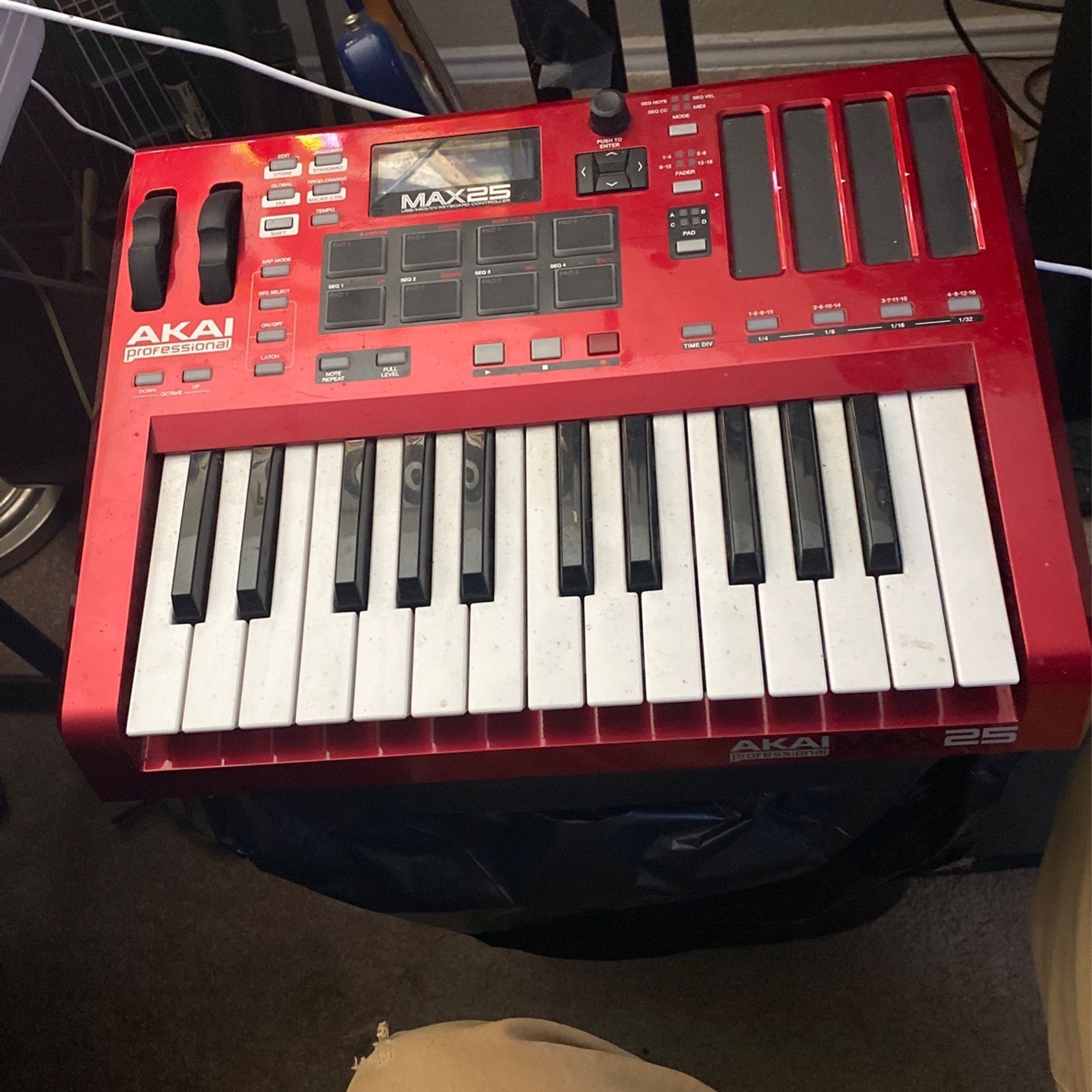 Akai Max25