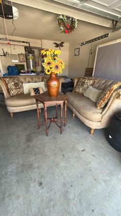 2 BEAUTIFUL COUCHES IN REALLY GOOD CONDITION