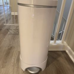 Munchkin Diaper Bin