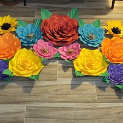 Paper Flowers And Paper Roses. Flores De Papel