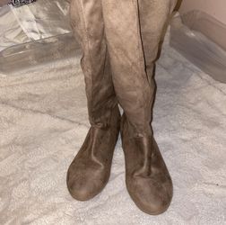 Size 8 faux suede light brown furry boots