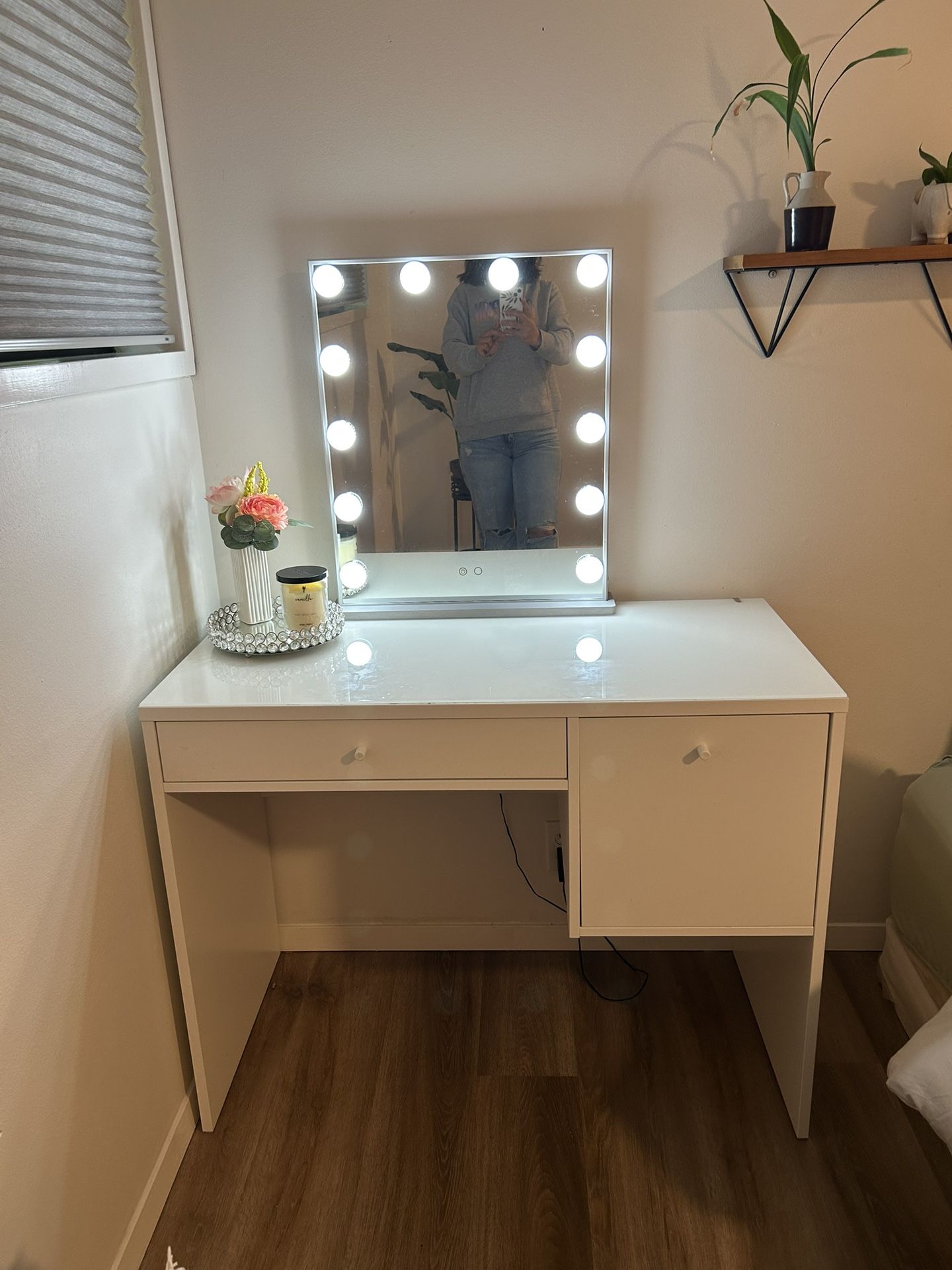 Vanity Desk With Mirror And light.