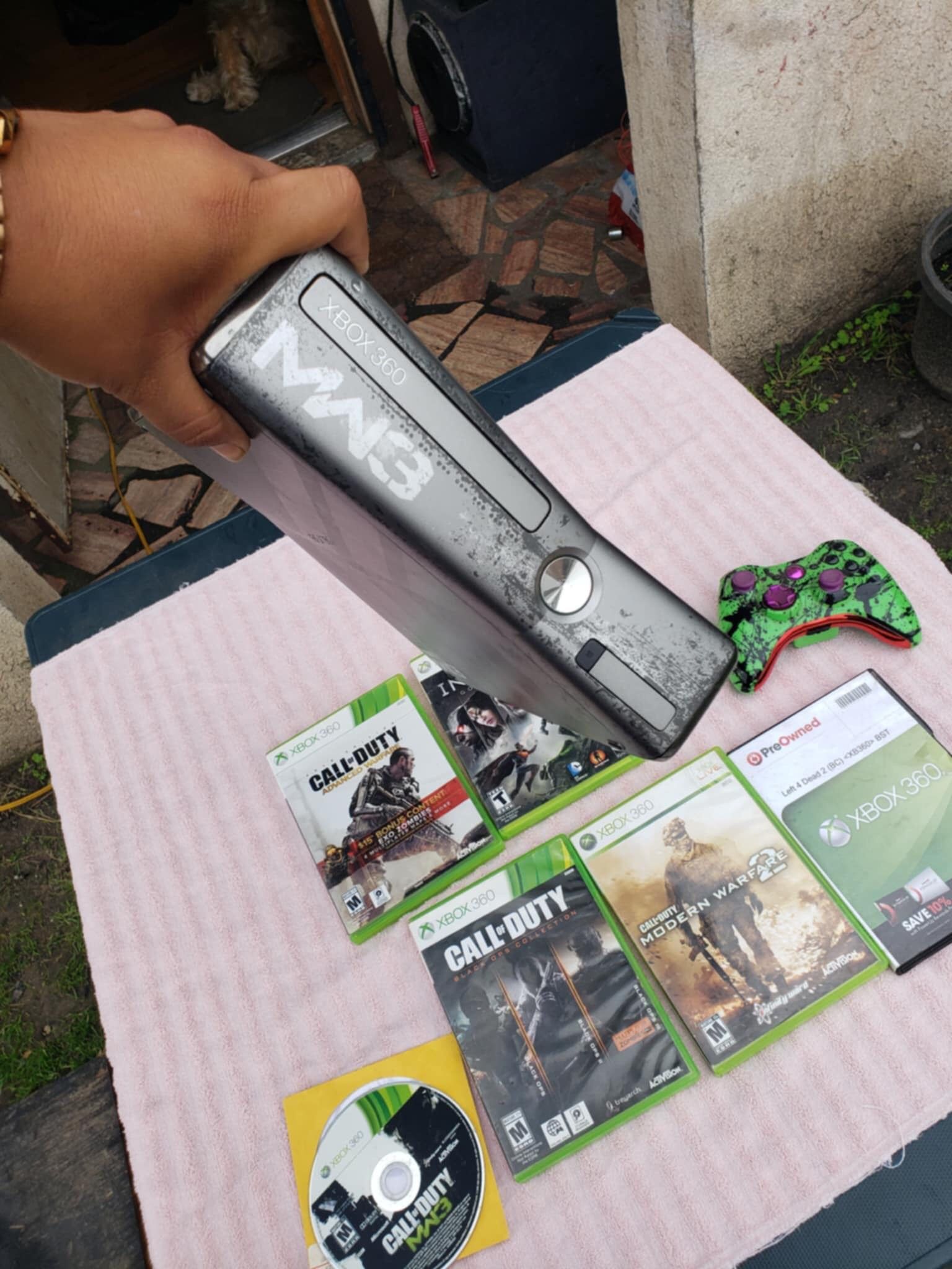 Xbox 360 Xbox360 500GB Limited edition Call Of Duty MW2 With Their Game, 1 Controller & extra Call of duty Games. Nooo cables all for $250!