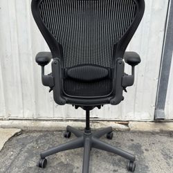 HERMAN MILLER CLASSIC AERON SIZE B FULLY LOADED DELIVERY AVAILABLE FOR AFEE