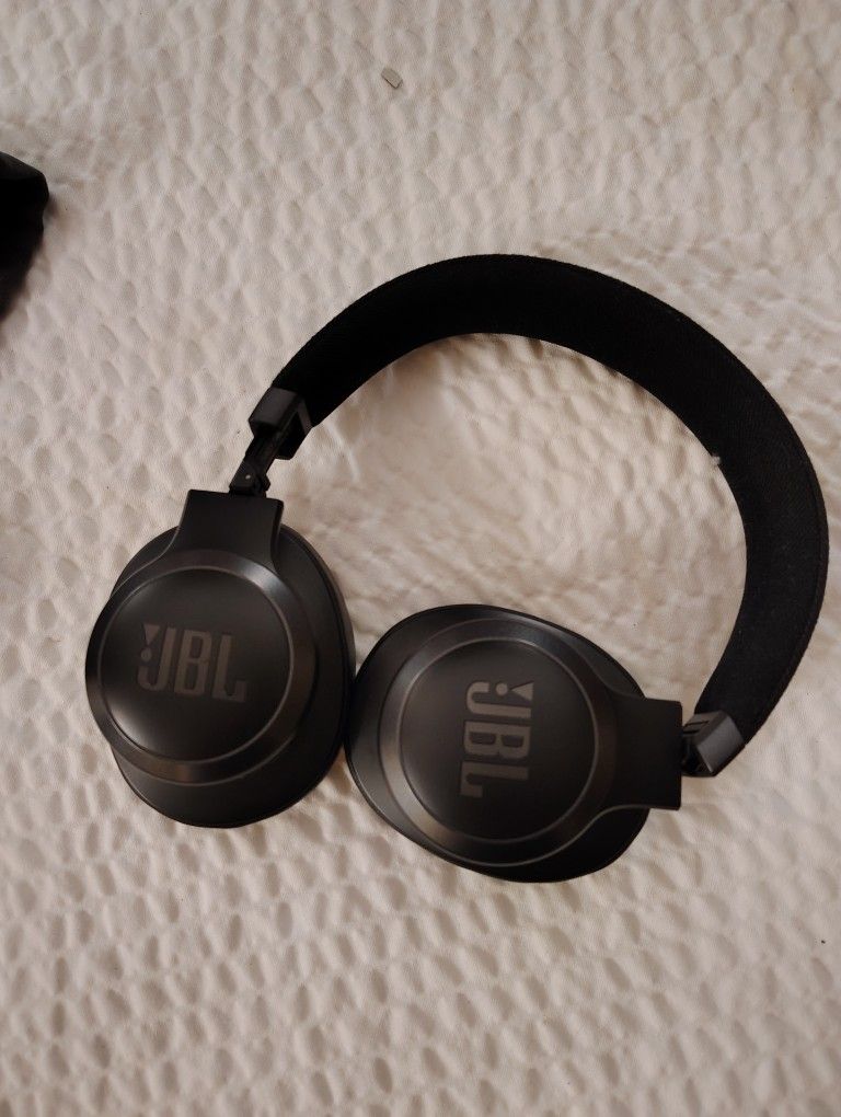 JBL LIVE770'S NC Over The Eer Headphones