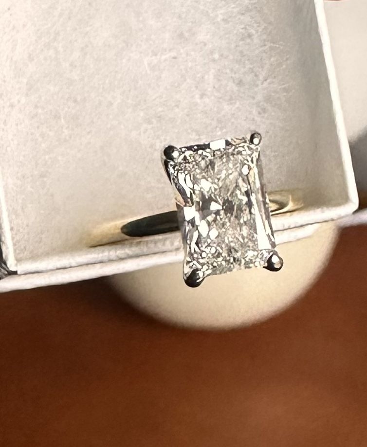 Engagement Ring (Radiant Cut) 2.7c