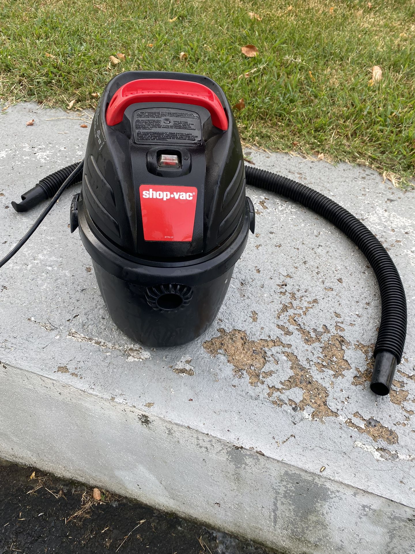 Shop-Vac 2.5 Gallon 2.5 Peak HP Polyethylene Wet / Dry Vacuum