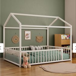 cama Montessori de piso con estructura metálica en forma de casita diseñada para niños y niños pequeños