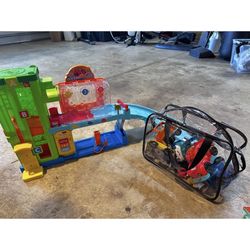 Fisher-Price Little People Toddler Playset with Figures & Toy Car, Light-up Learning Garage