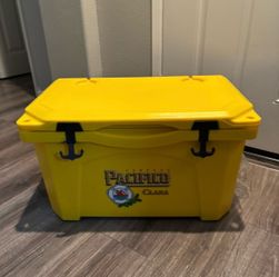 New Grizzly 40qt Pacifico beer ice chest cooler