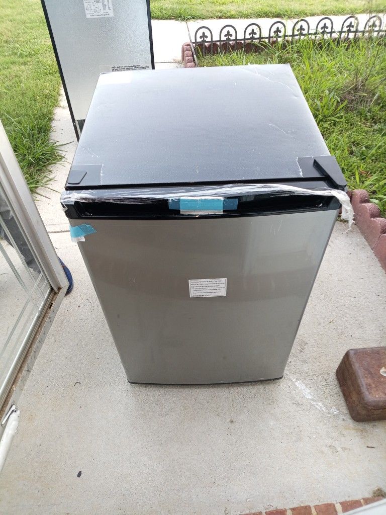 -Read Info- 4.5 Cu. Ft. Frigidaire Mini-Fridge W/Top Freezer