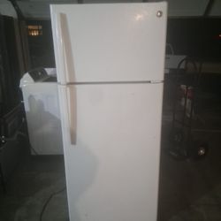GE Apartment Size Fridge 