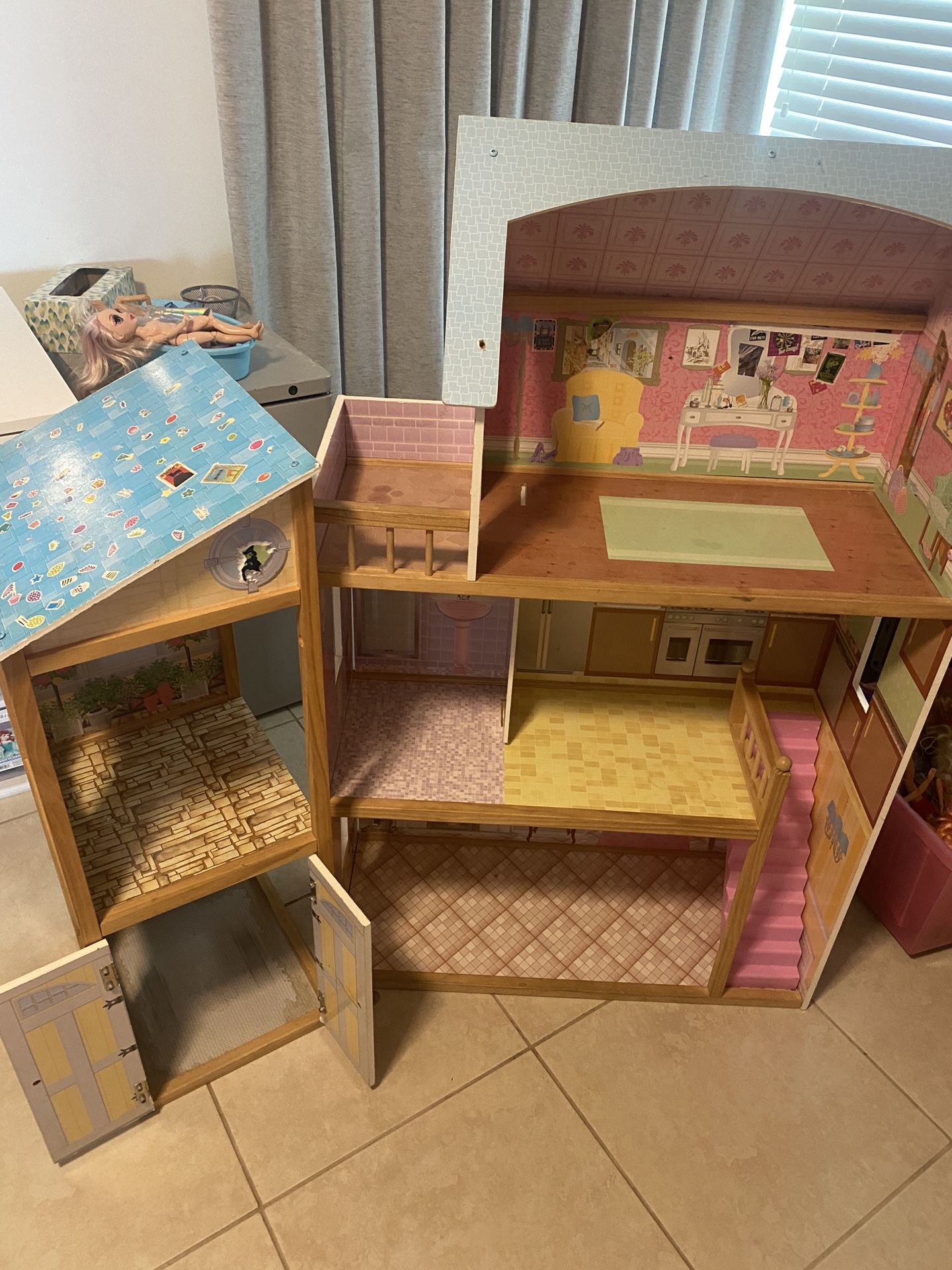 Doll house With Garage Side Attachment