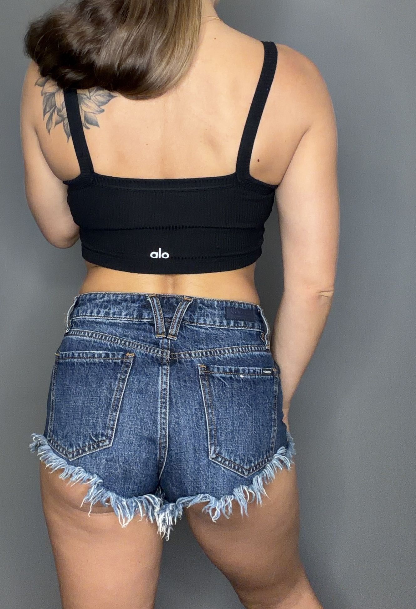 ALO Yoga Ribbed Crop Top – XS Volcom Denim Shorts – Size 24