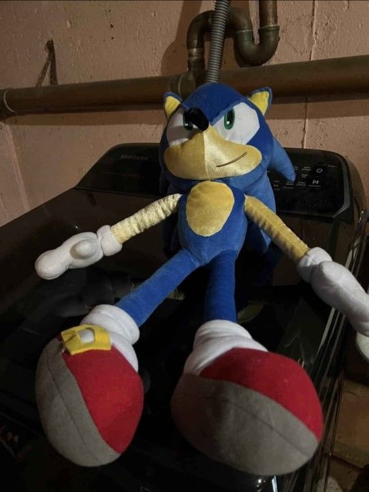 2 Sonic Plushes