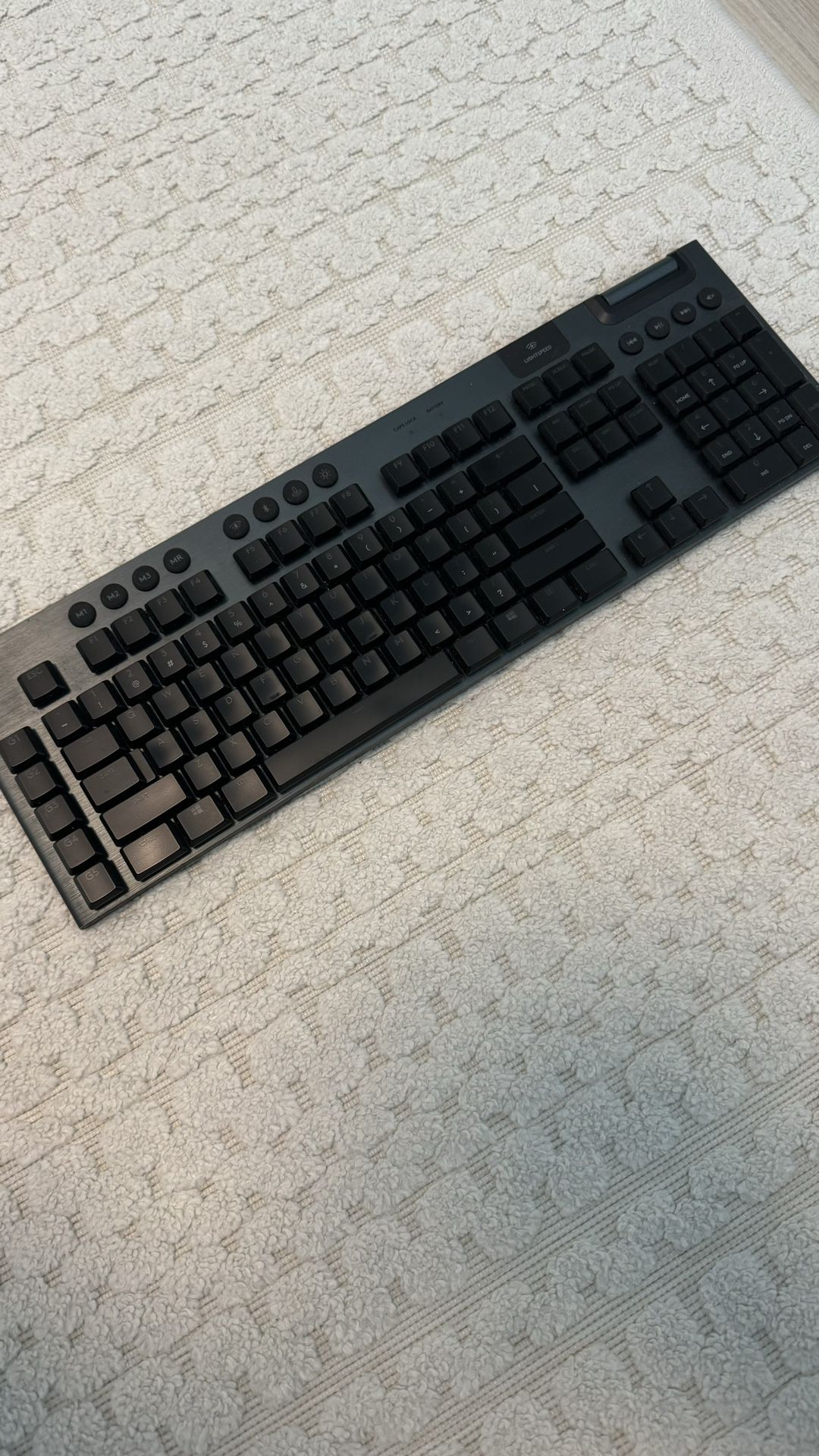Logitech G915 Mechanical Keyboard - Clicks 