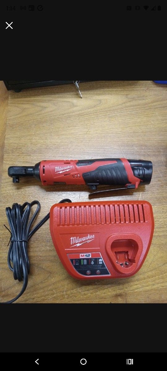 Milwaukee 3/8 Ratchet With Battery And Charger