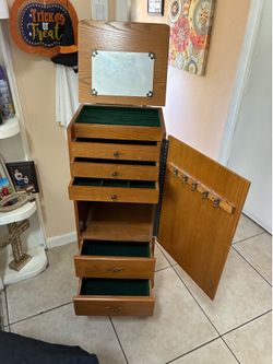Standing Jewelery case