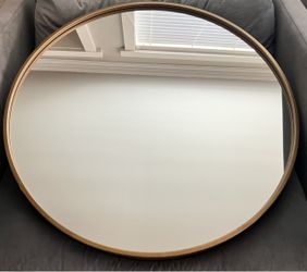 Round gold mirror
