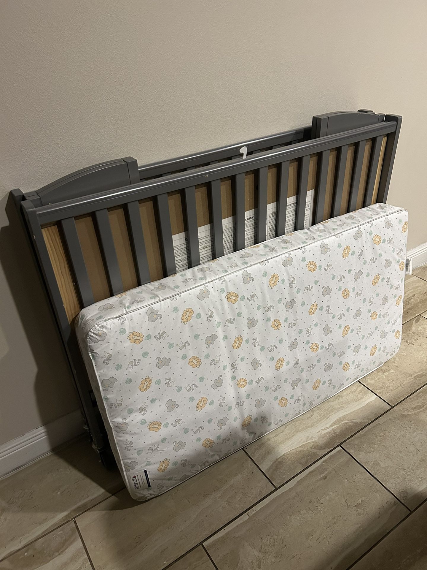 Crib W Mattress (Foldable Crib On wheels)