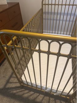 Gold convertible crib w/mattress