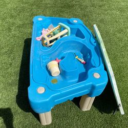 Sand and water table with cover