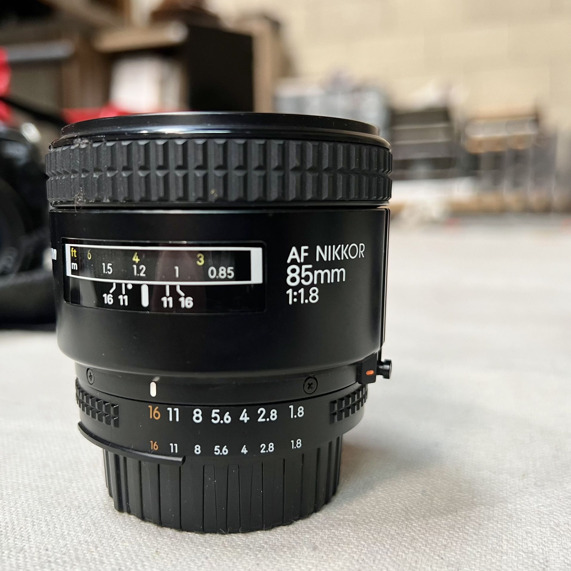 Nikon 85mm f/1.8D Lens