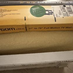 Articulating arm TV wall mount