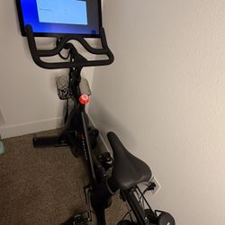 2022 Peloton Bike (Original) - Great Condition Setup + Extras