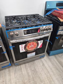 Frigidaire gas stove, 5 burners, with air fry included. New.