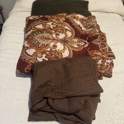 King Size Paisley Comforter & brown throw plus a Full size Comforter. Price for all 3. No holes, rips, or stains 