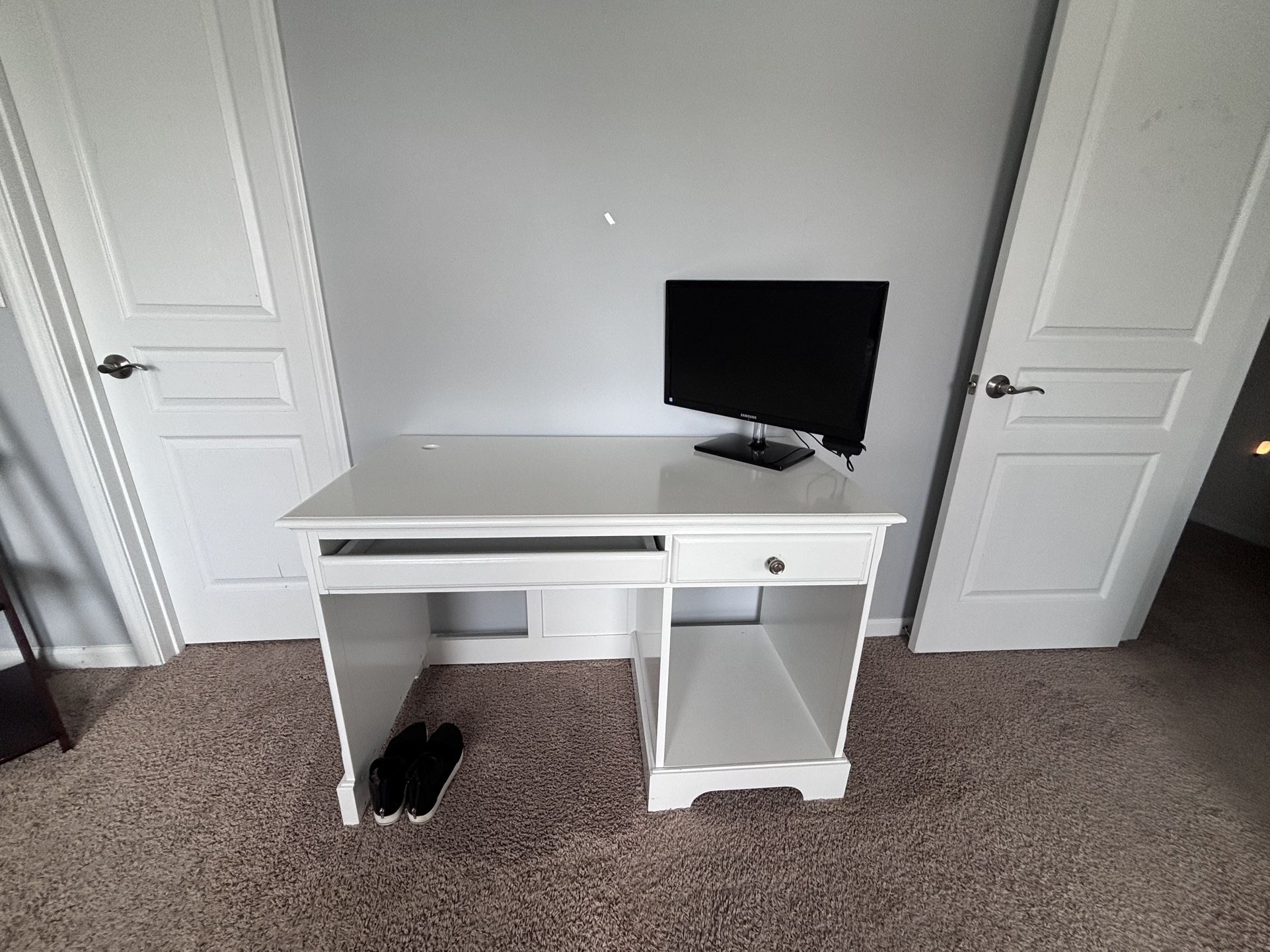 White desk 