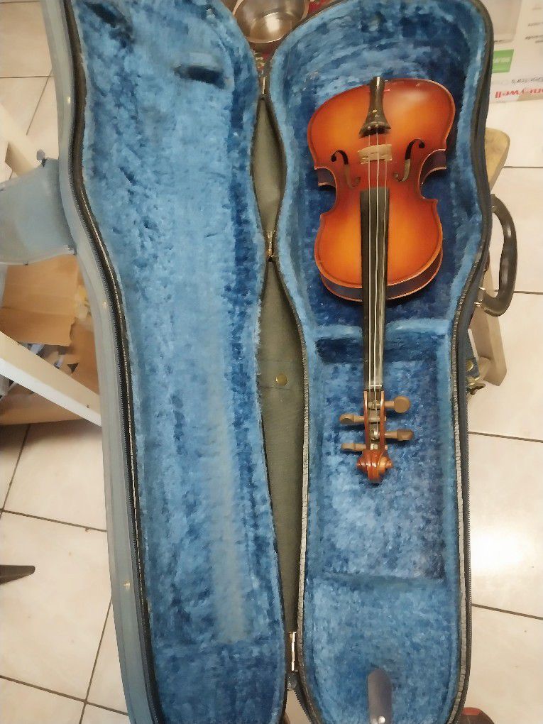 Vintage 1955 Suzuki #11 Violin With Case. 
