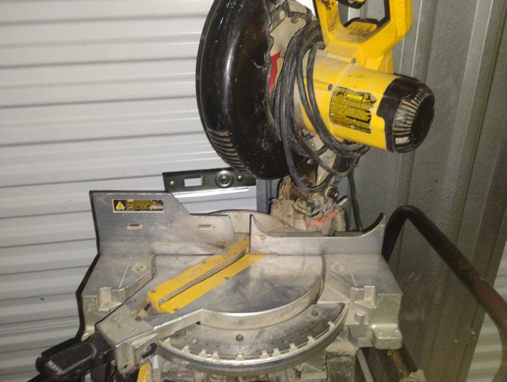 DeWalt Compound 10 Inch Single Bevel Miter Saw