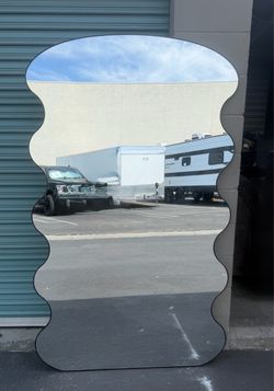 Wavy standing mirror
