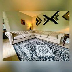 Nice tufted Chesterfield style couch