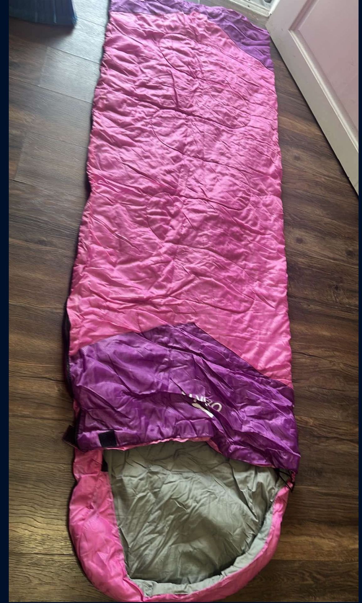 SLEEPING BAG New Mthe bag where it’s kept in is lost so it’s just the sleep bag
