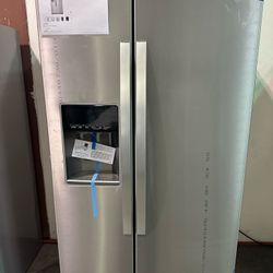 Whirlpool Side By Side Refrigerator In Fingerprint Resistant Stainless steel 