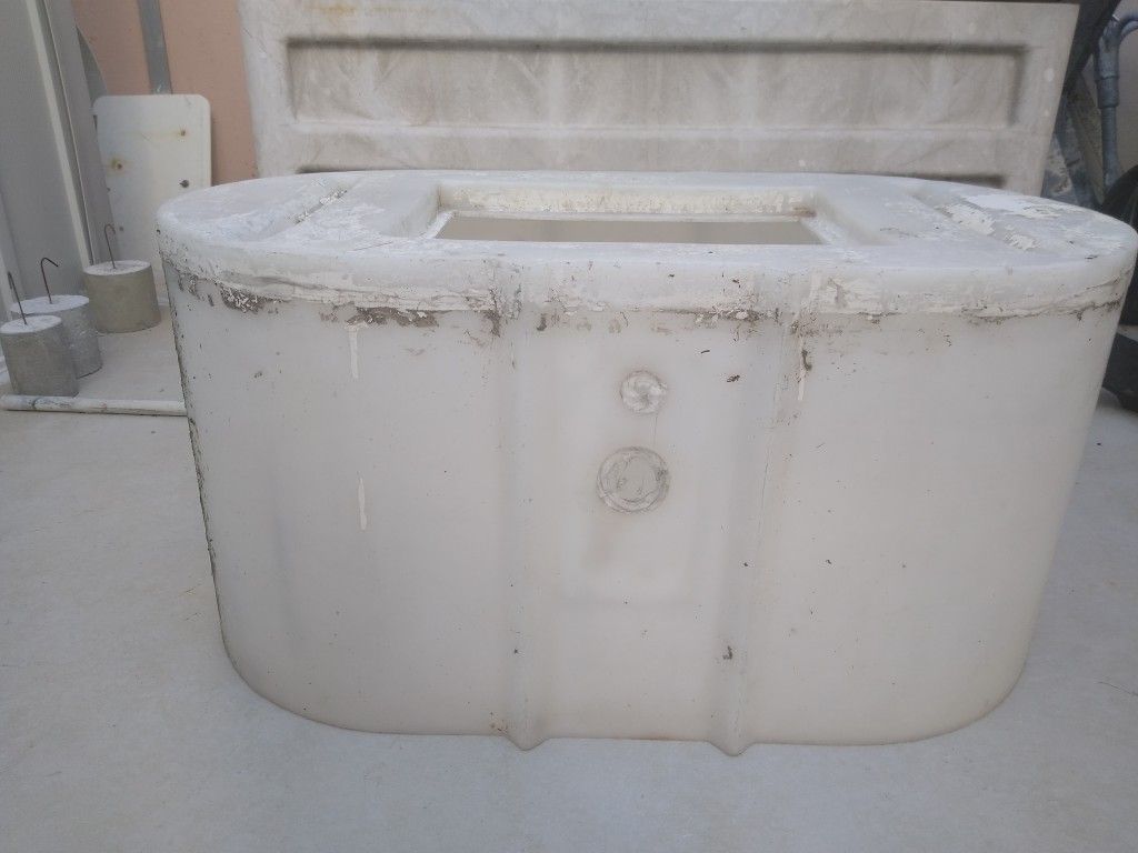 Moeller White Oval Livewell