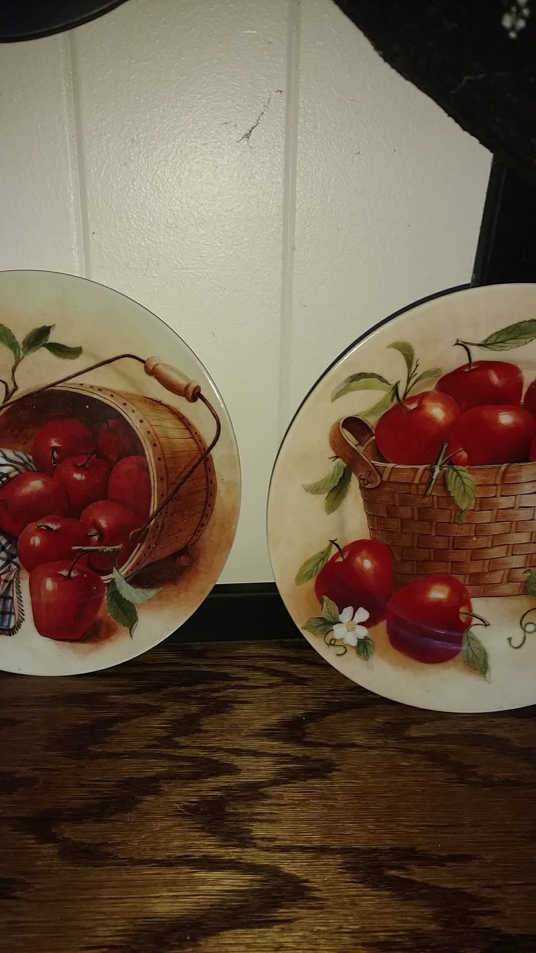 2 apple plates