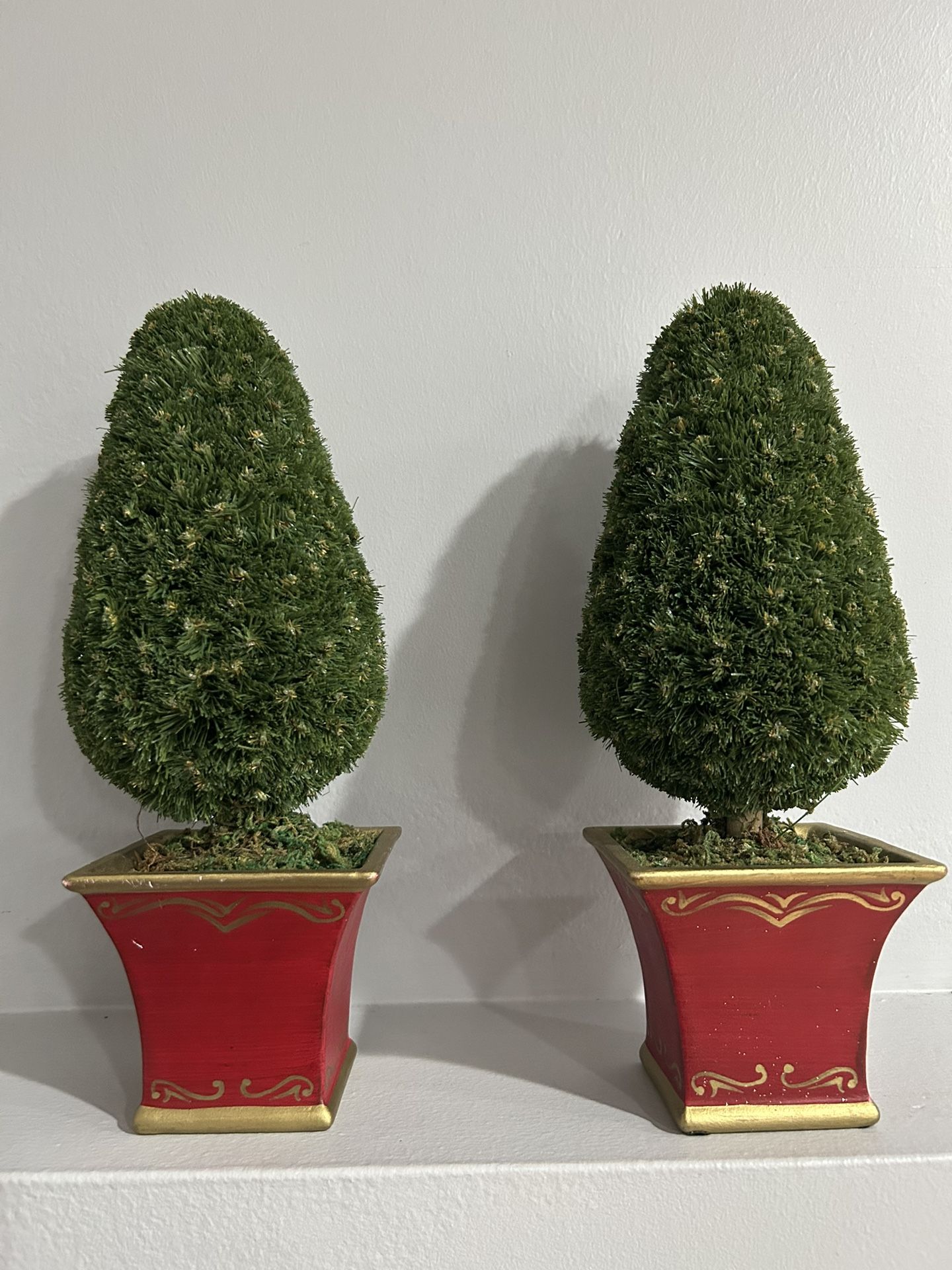 Decorative shelf topiaries