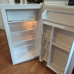 Master Chef Mini Fridge w/Freezer Compartment 3.6  c ft