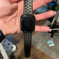 Nike Apple Watch 5 40mm Gps W/LTE  ## READ DESCRIPTION 