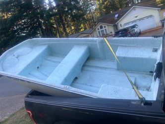 10 ft Olympian fiberglass boat w oars