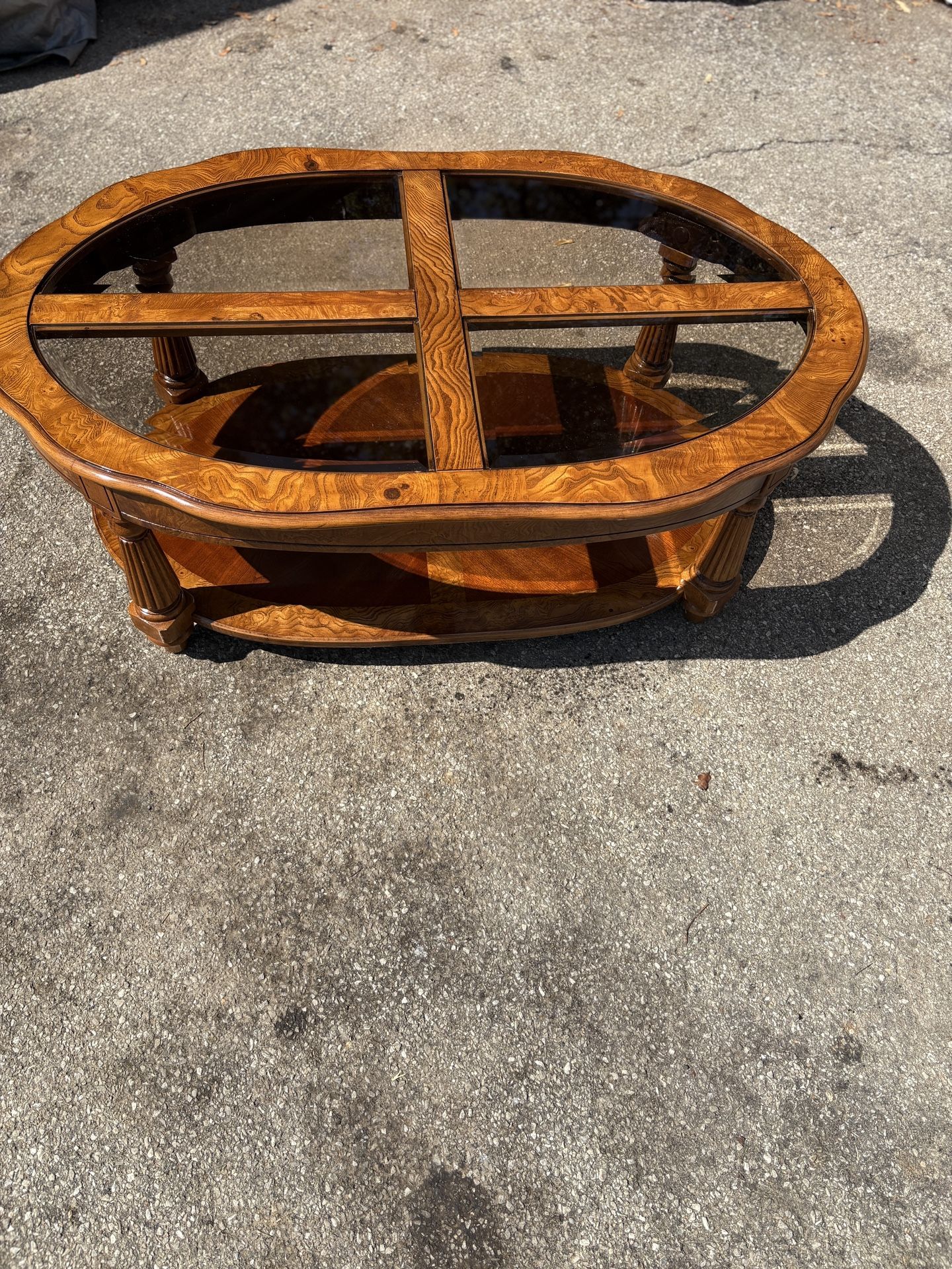 Extremely nice and shiny coffee table with glass inserts