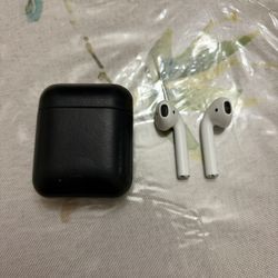 Apple AirPods With Charging Case