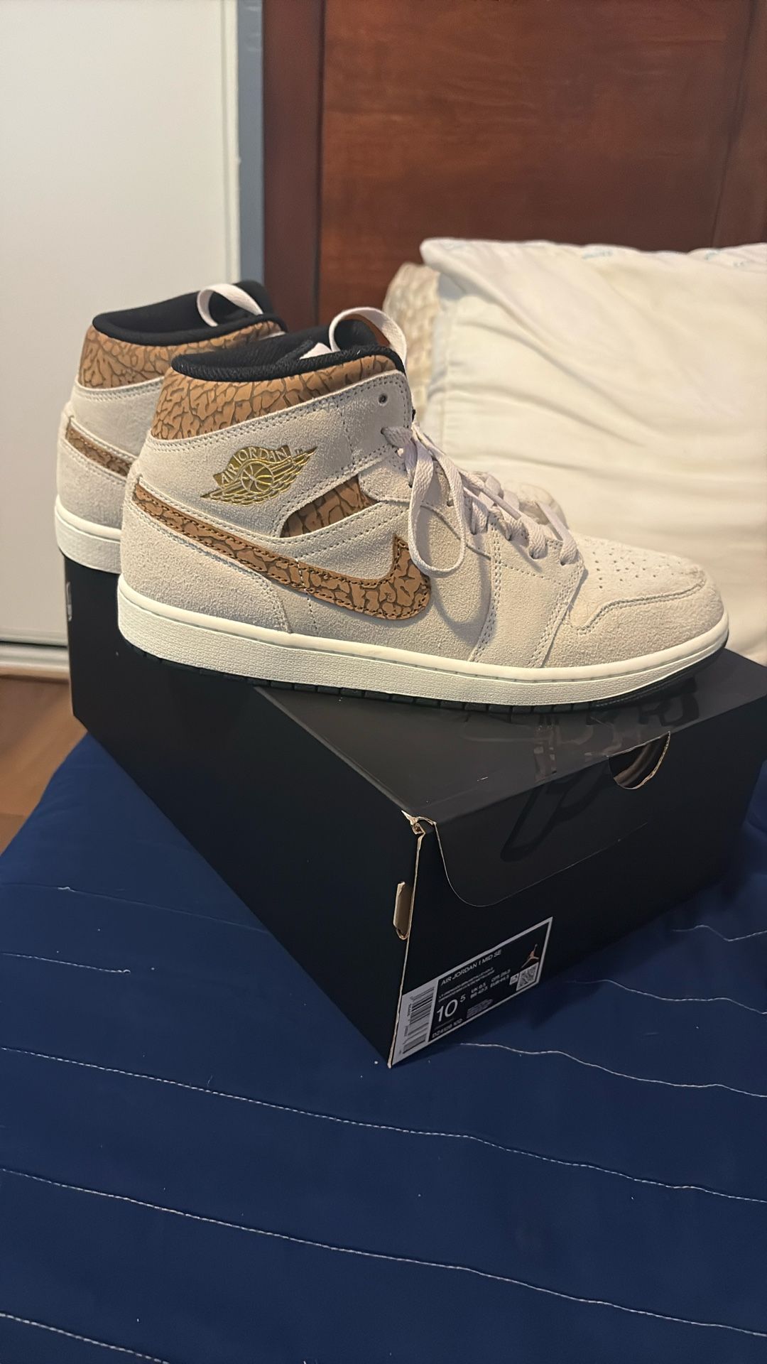 Air Jordan 1 Mid Se Style