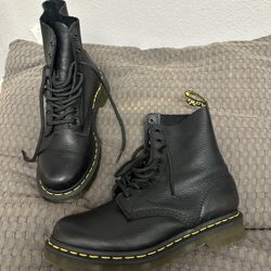 1460 Pascal Black Dr Martens