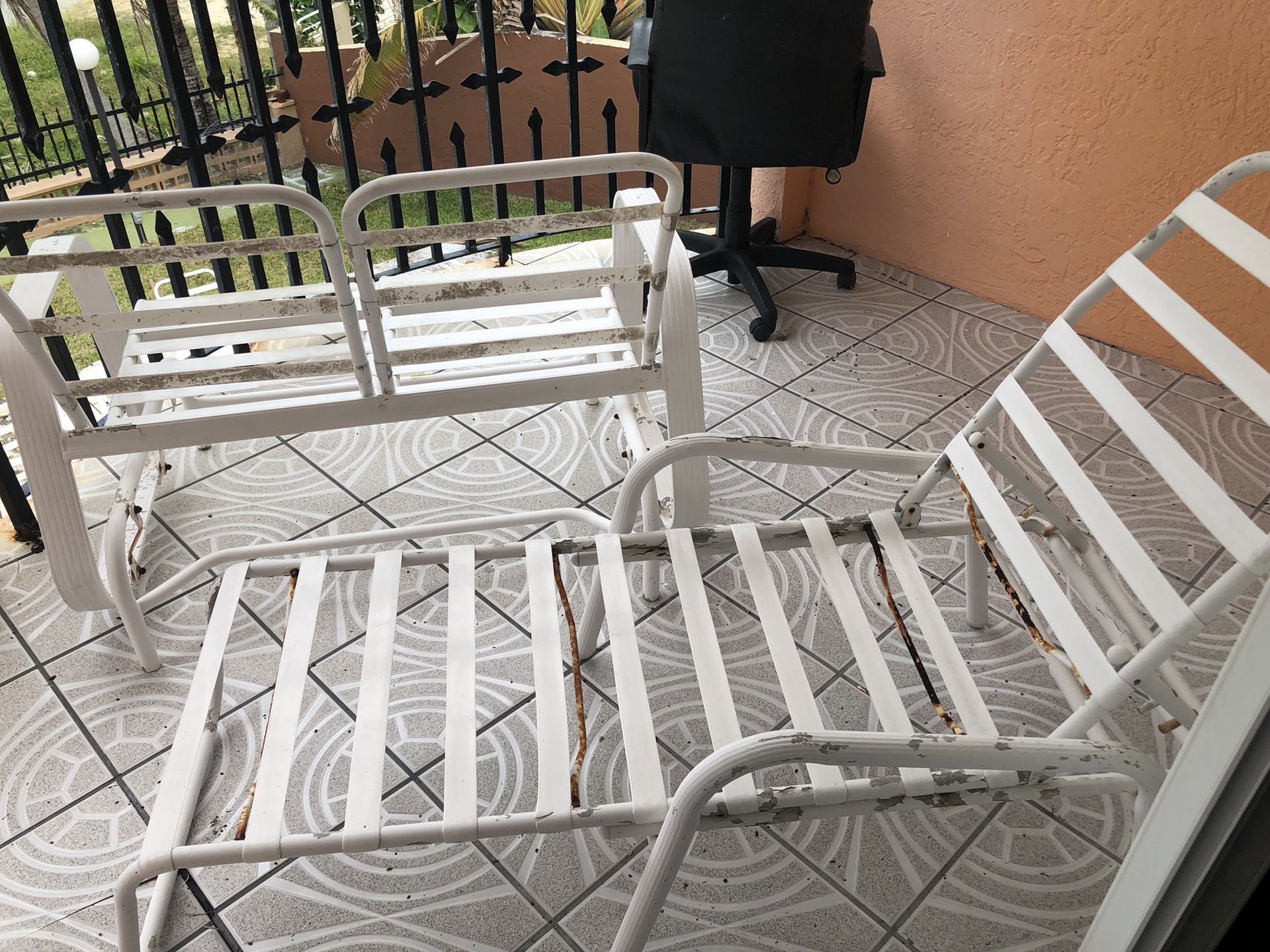 Outdoor set. Needs cushions ENTIRE SET $20